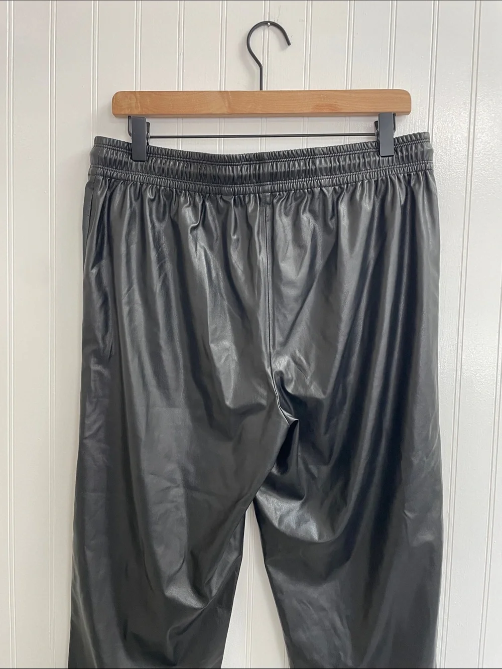 THEORY Slit Pull-On Pant in Paper Faux Vegan Leather Mobwife in Black Size 8